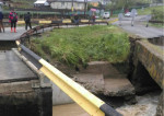 Delen van een brug buiten Plopana zijn weggespoeld
